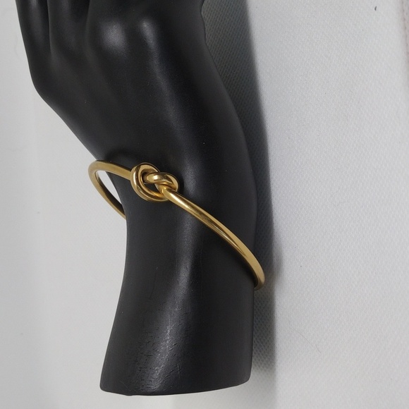 Elegant Gold Knot Bracelet - Picture 1 of 4